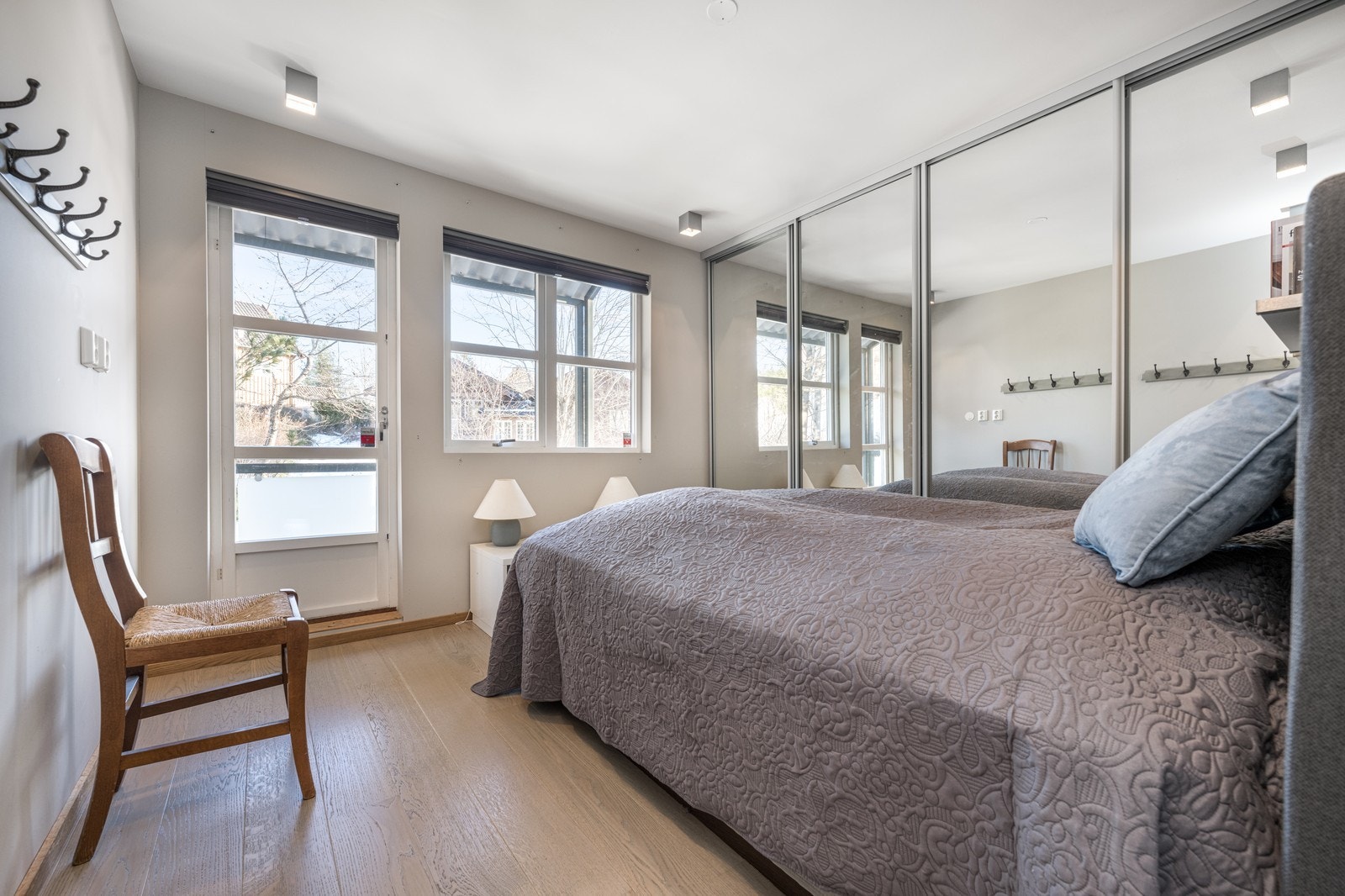 Flott soverom av god størrelse med rikelig skapplass Galleribilde