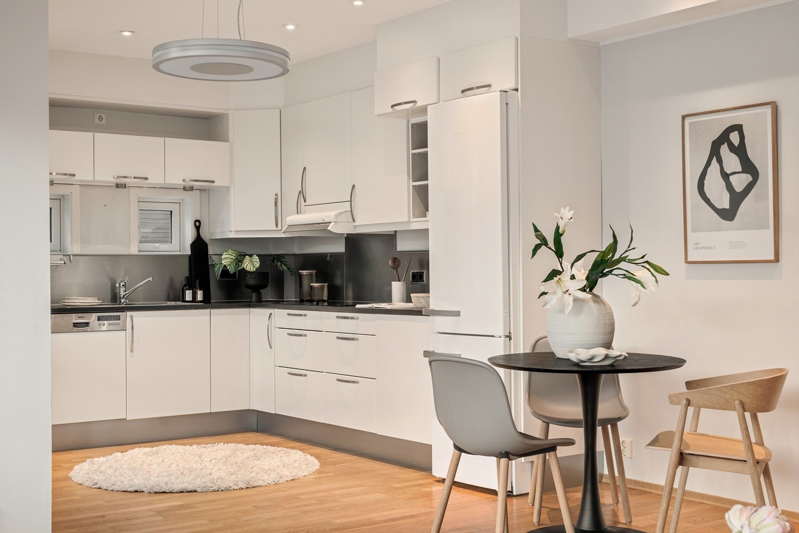 Kjøkkenet på 8,7 m² og har godt med skap- og benkeplass. Galleribilde