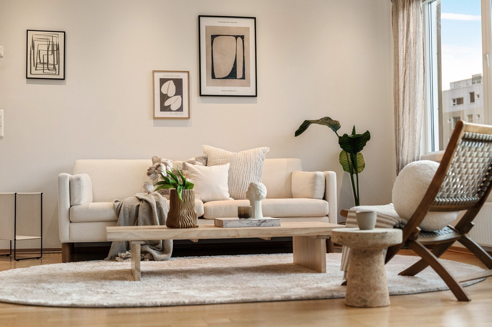 Her er det god plass til både sofa, spisebord og tv-møblement. Galleribilde