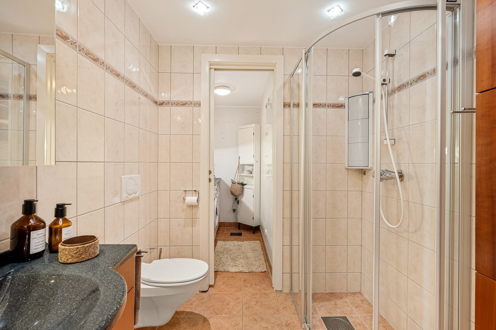 Badet, som måler 3,7 m², er helfliset og praktisk. Galleribilde