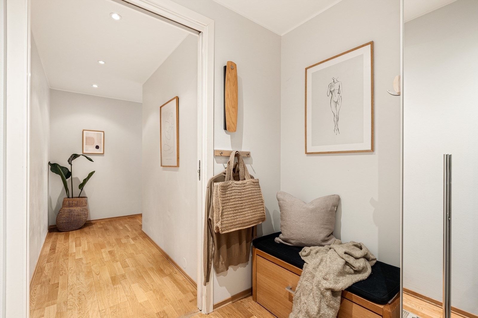 Entréen på 3,6 m² ønsker deg velkommen med et moderne preg. Galleribilde