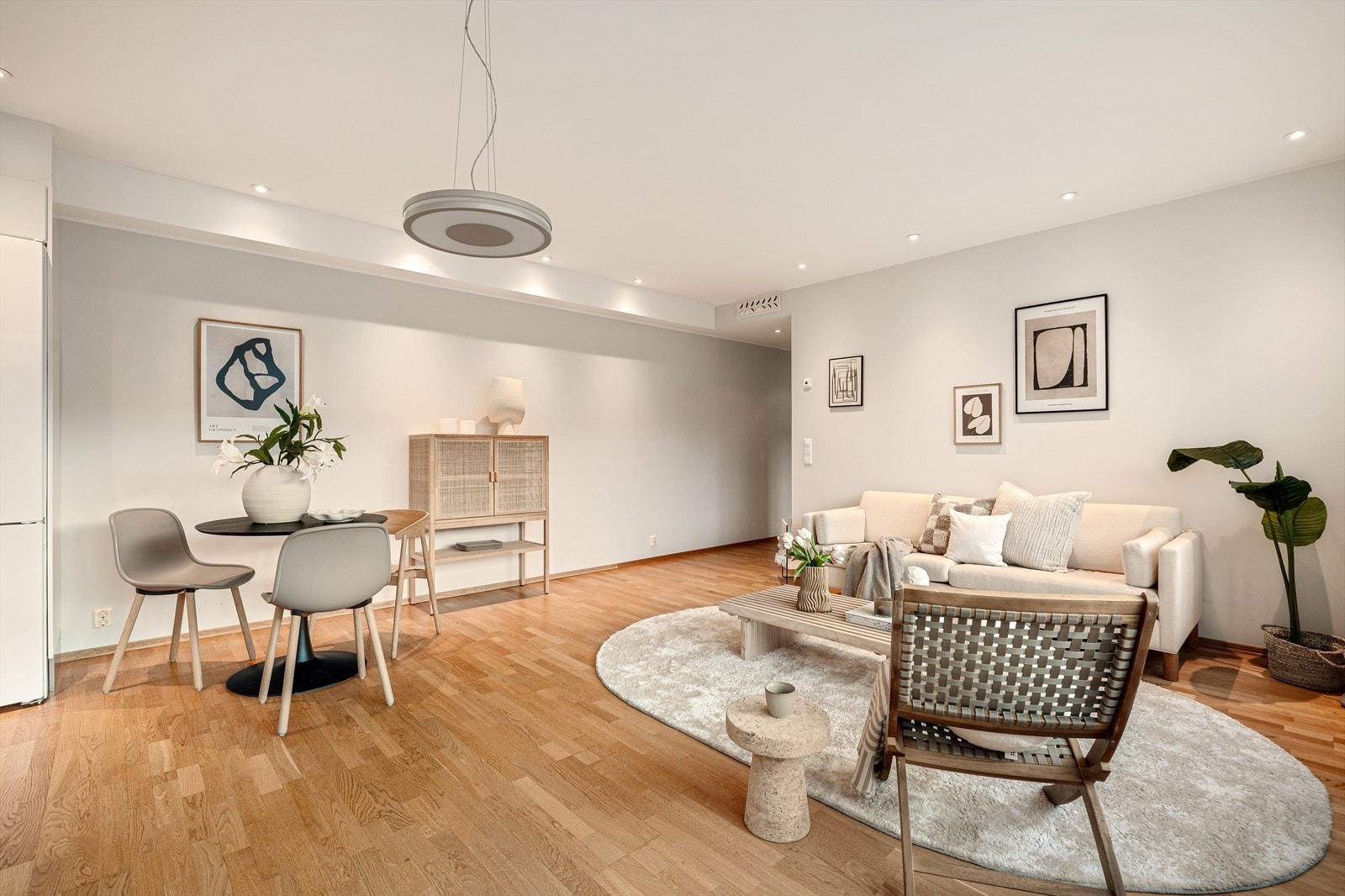 Stuen, med sine 24,2 m², er leilighetens naturlige samlingspunkt. Galleribilde