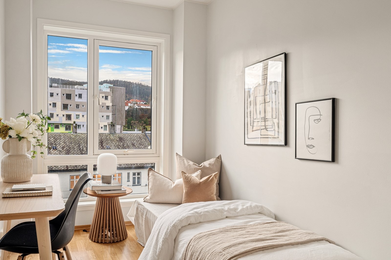 Det andre soverommet, på 8,1 m², er ideelt som barnerom, gjesterom eller hjemmekontor. Galleribilde