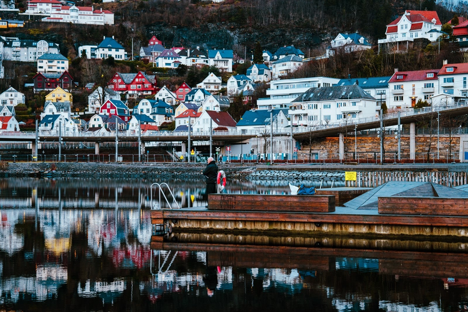 Nærområde har flere fasiliteter, som gåtur rundt Store Lungegårdsvannet. Galleribilde