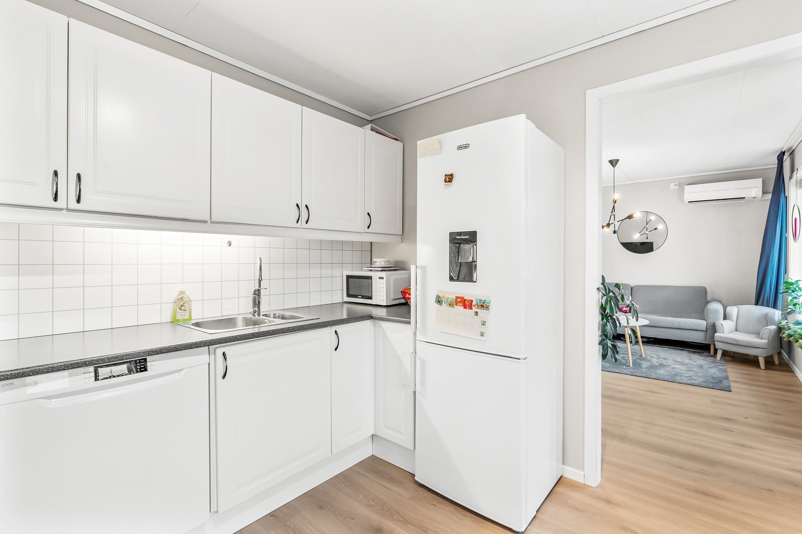 Det er kjøkkenventilator med avtrekk til tak. Galleribilde