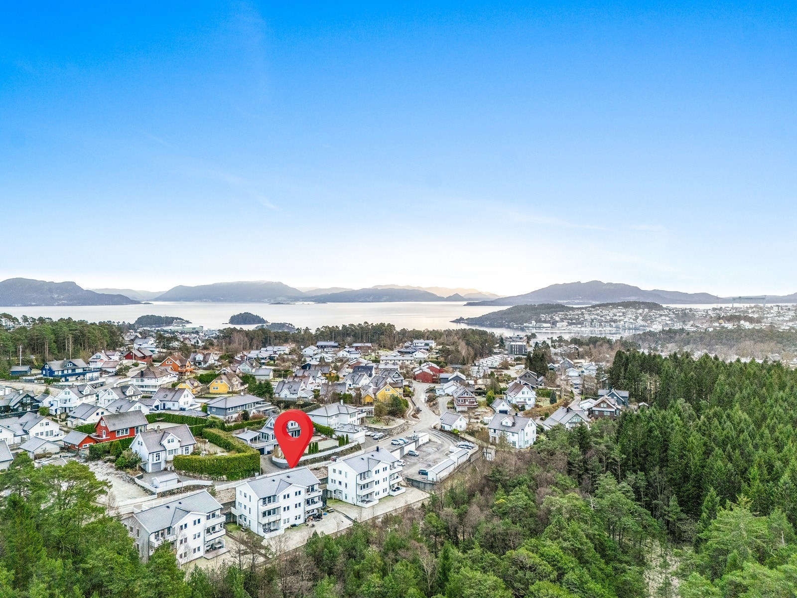 Eiendommen har en flott beliggenhet i et veletablert boligområde øverst i bydelen Ådland på Stord. Galleribilde