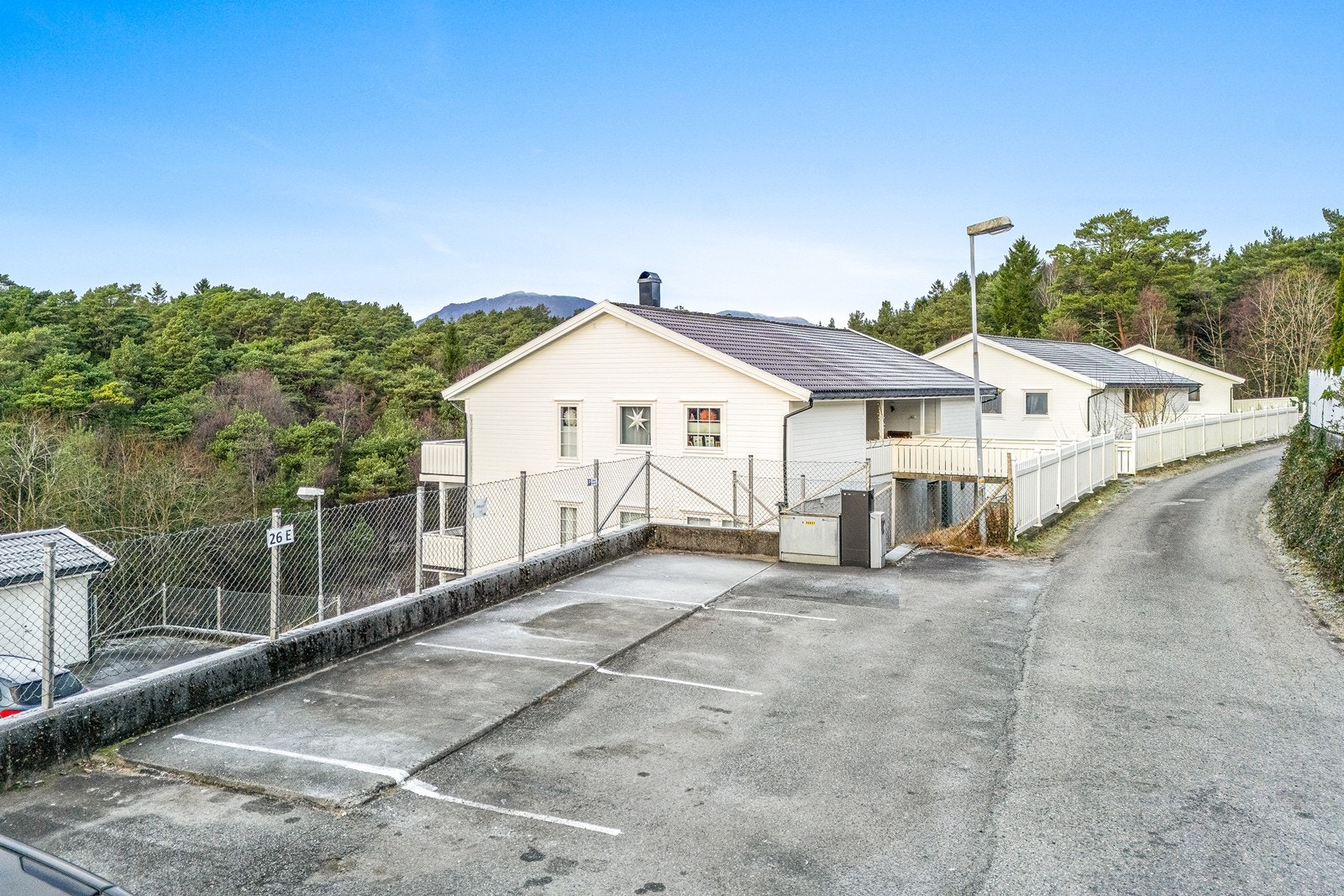 Felles parkeringsplass utendørs. Herfra ser du også den enkle adkomsten. Galleribilde