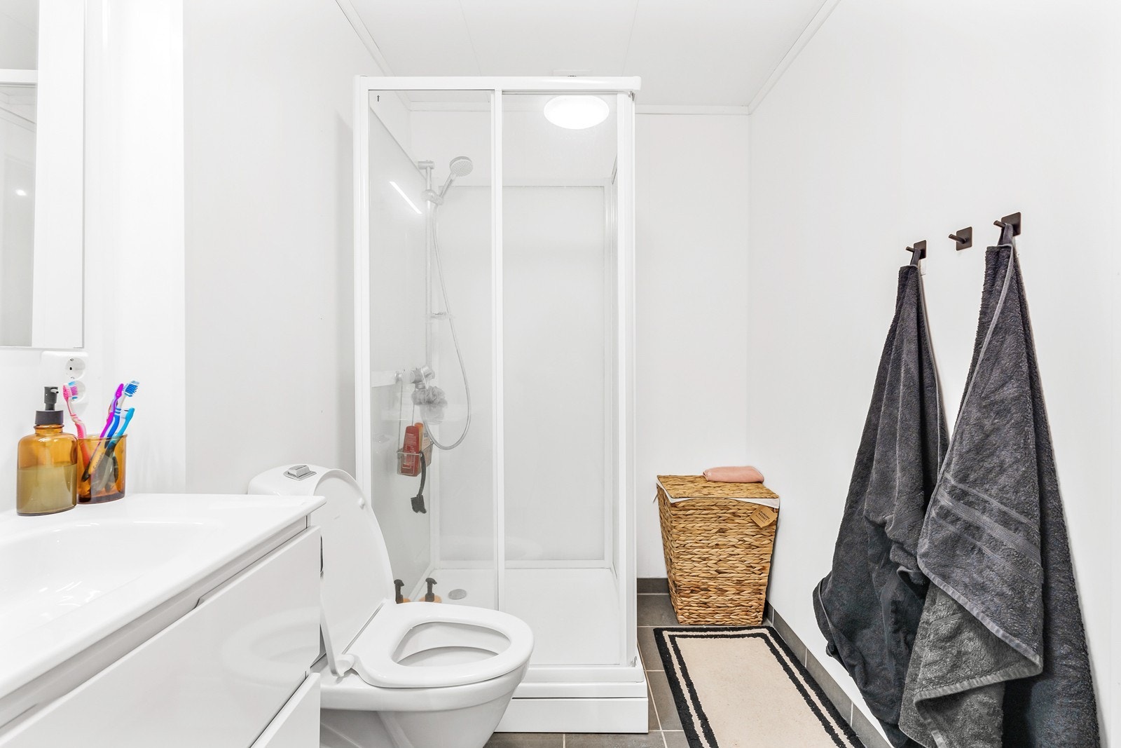 Badet er innredet med dusjkabinett, baderomsinnredning med vask og toalett. Galleribilde
