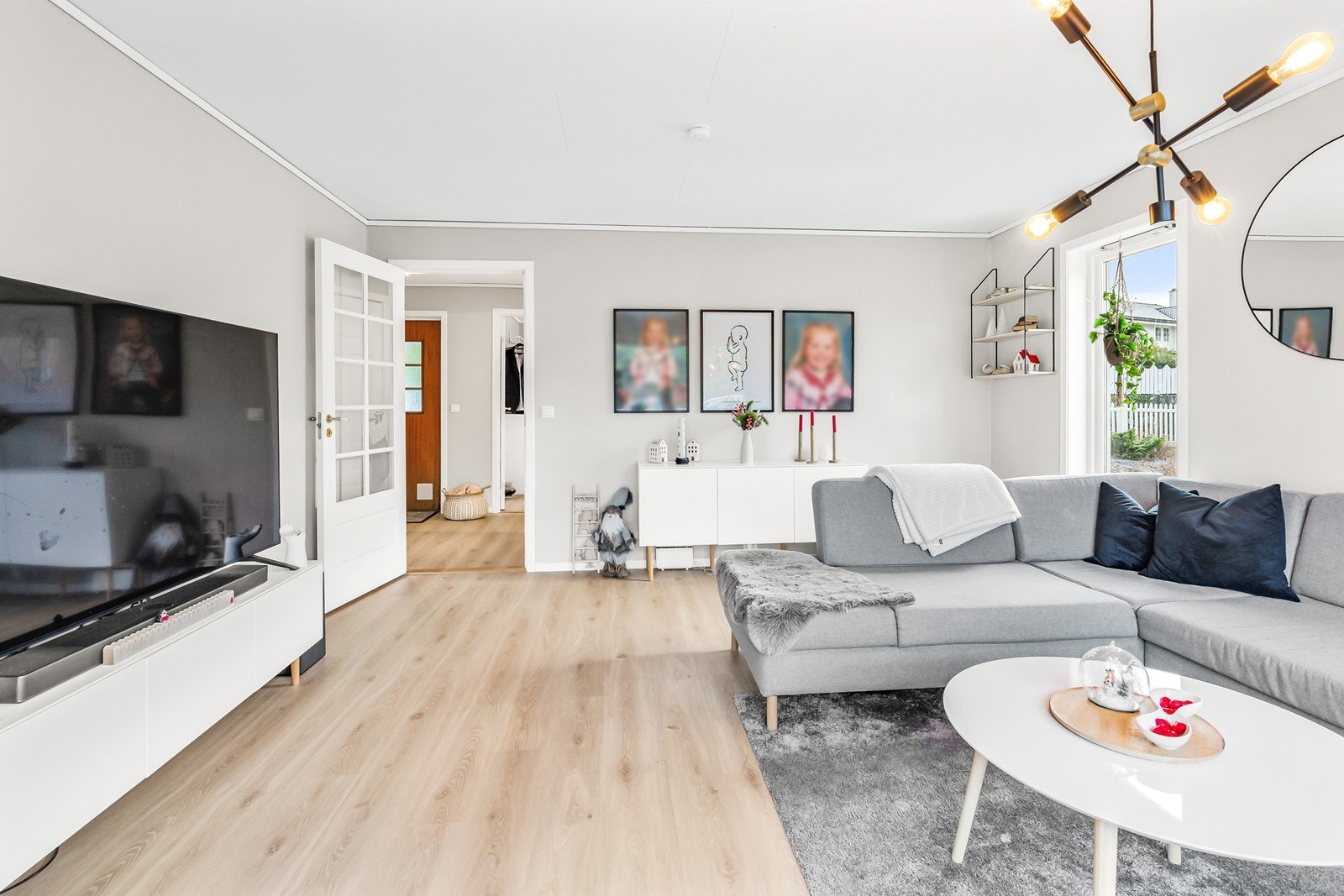 Innvendige overflater består av laminatgulv, malte plater på vegger og plater i himlingen. Galleribilde