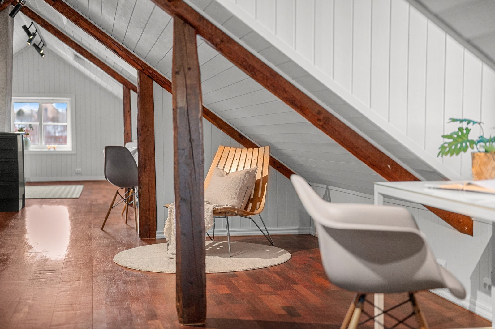 Huset består av tre boliger og leiligheten går over hele loftet. Galleribilde
