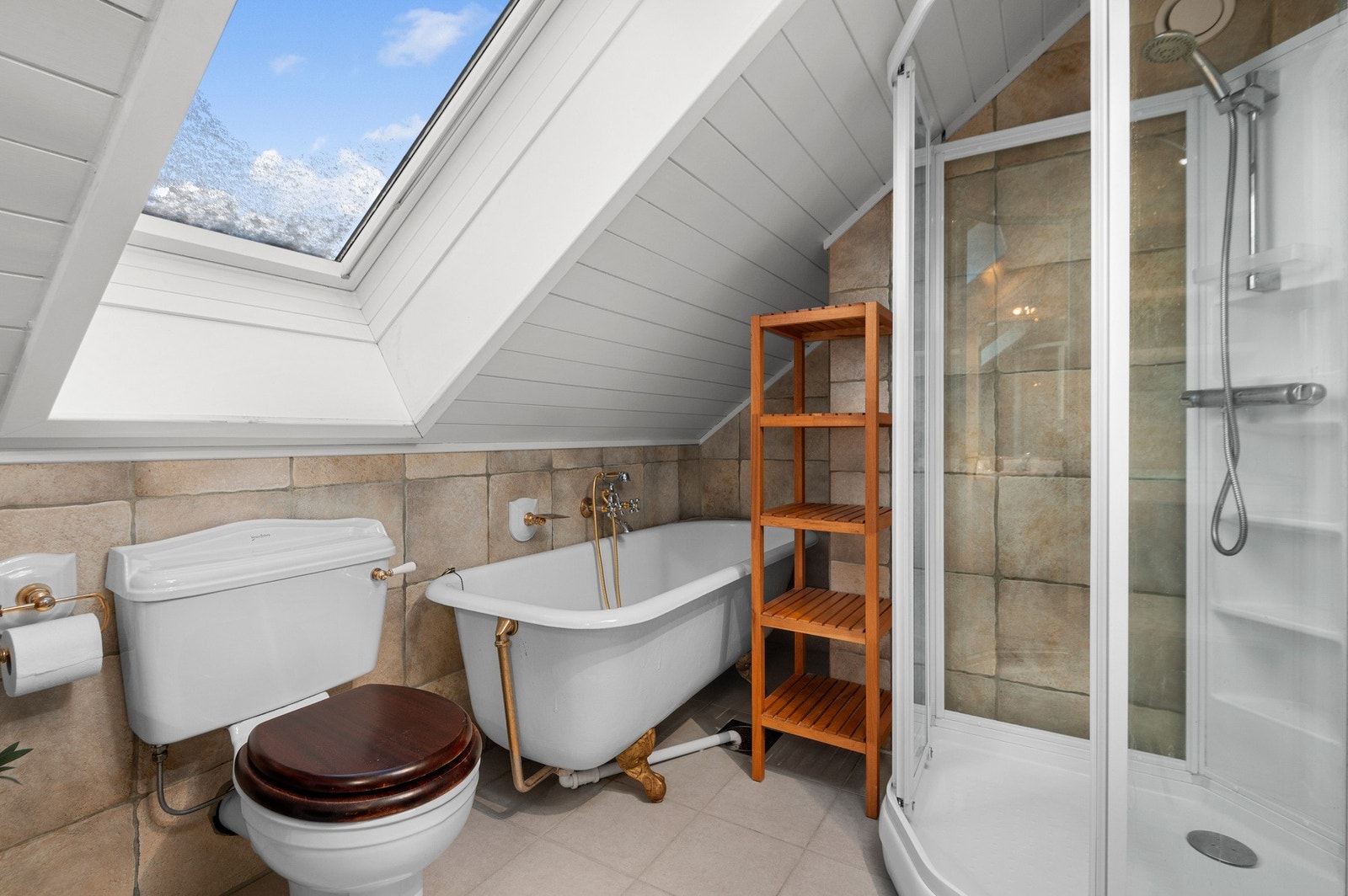 På badet er det etablert både dusjhjørne og badekar. Galleribilde