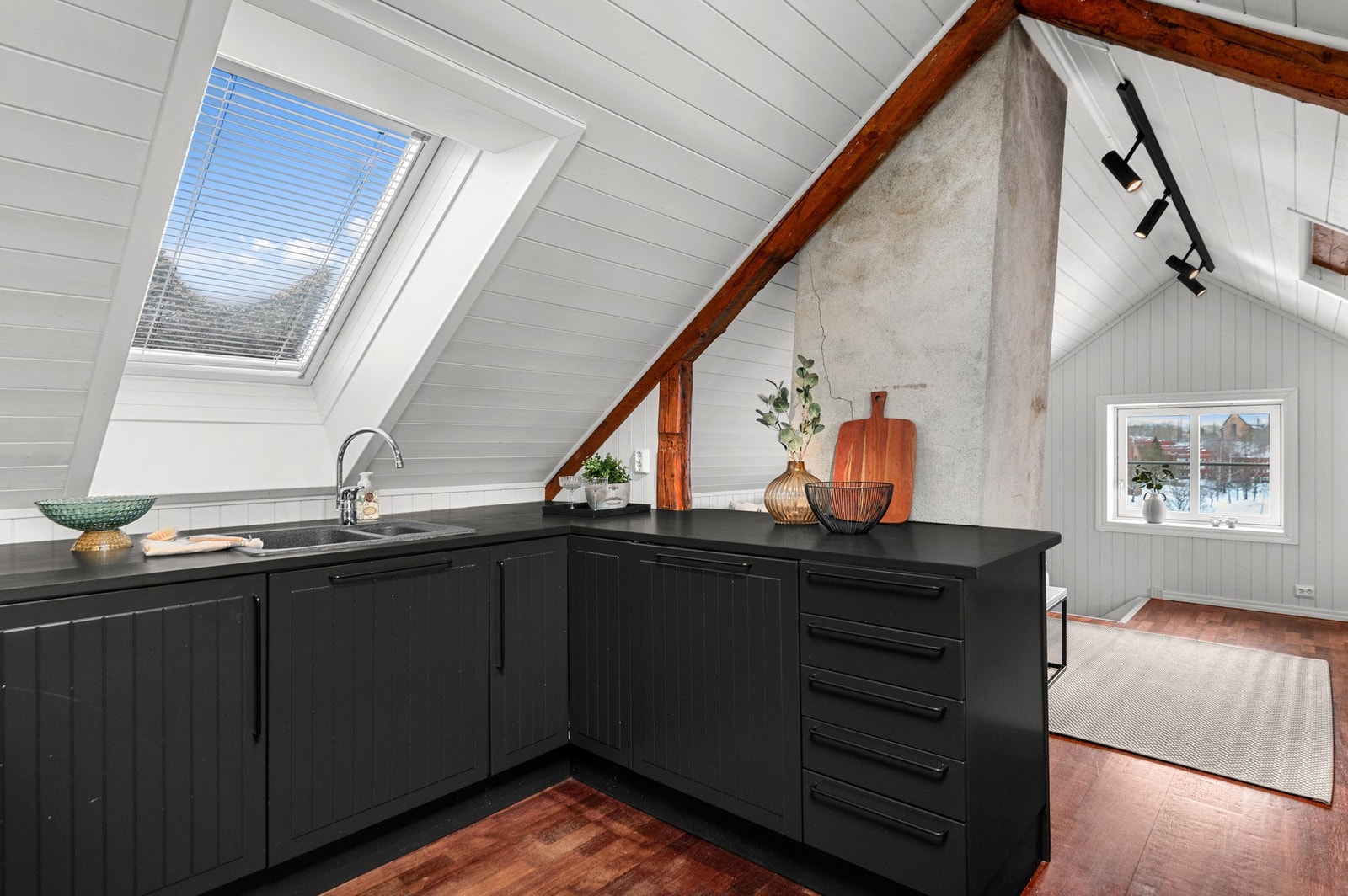 Åpen kjøkkenløsning gir en lys og romslig følelse. Galleribilde