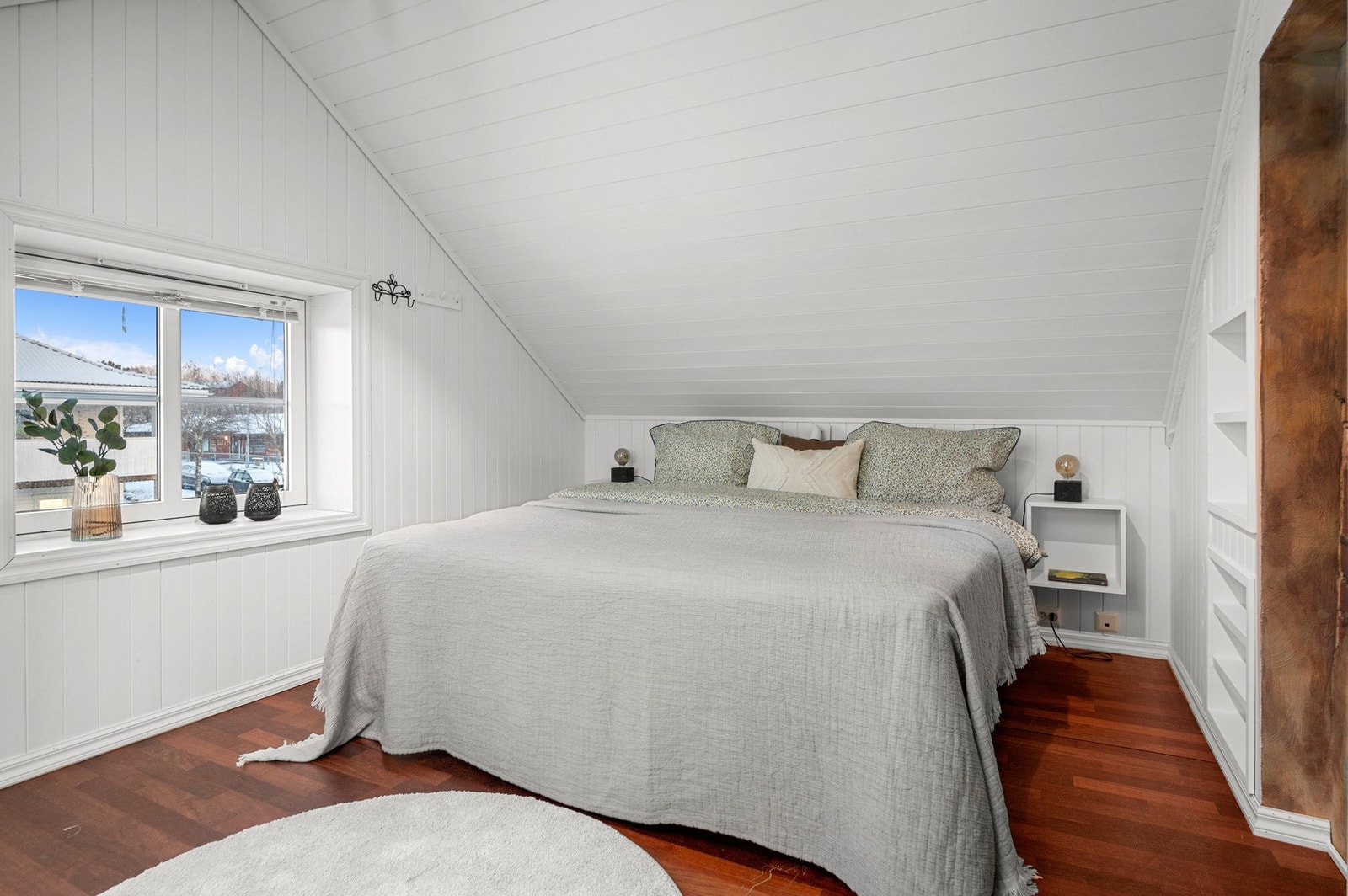 Koselig soverom med god plass. Galleribilde
