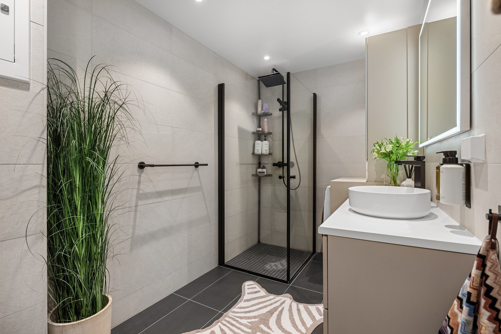 Badet ble oppgradert i 2018 og består av dusj m/glassvegger, vegghengt toalett, opplegg for vaskemaskin samt baderomsinnredning. Galleribilde