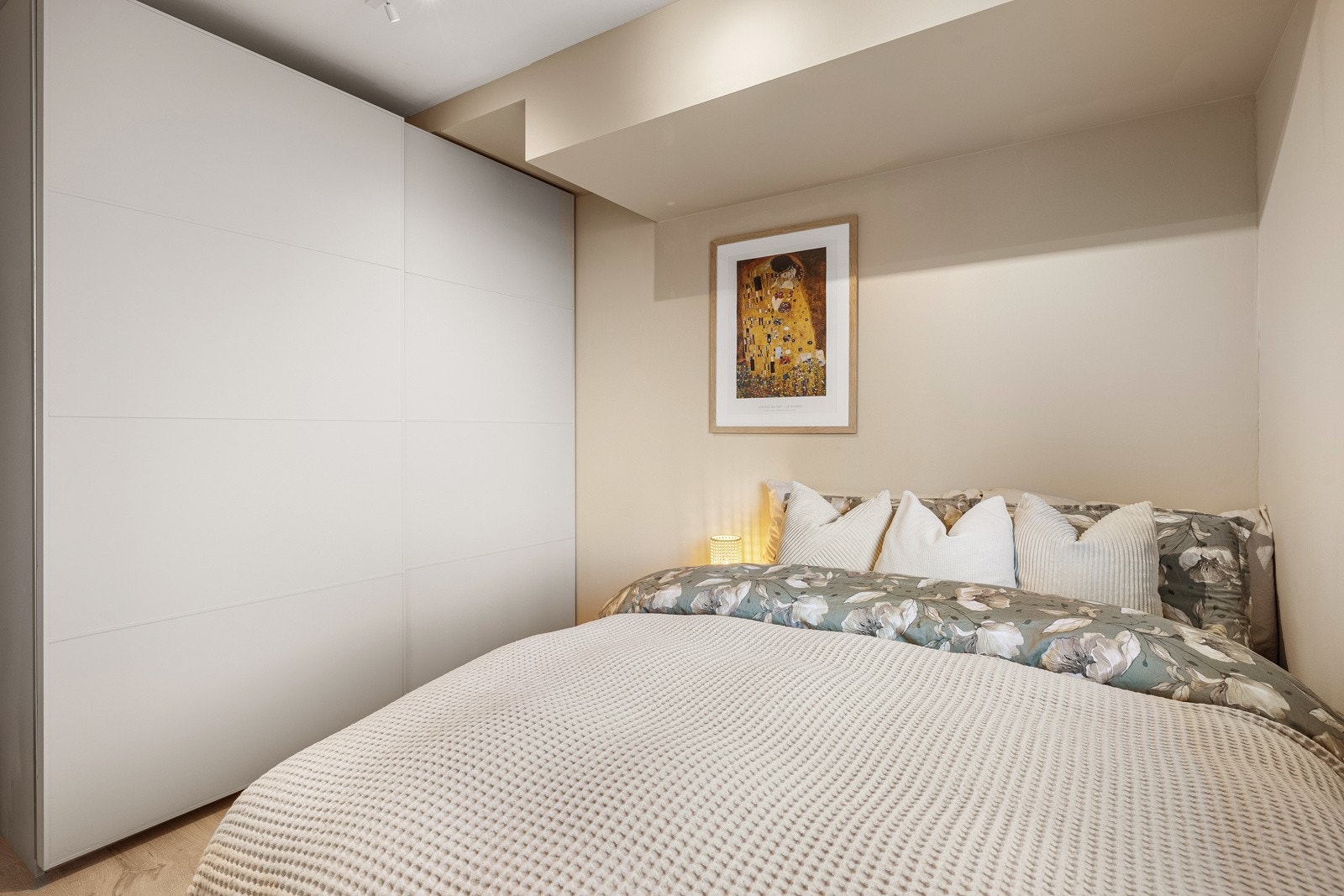 Det er en stor skyvedørsgarderobe som sikrer rikelig med oppbevaringsplass. Galleribilde