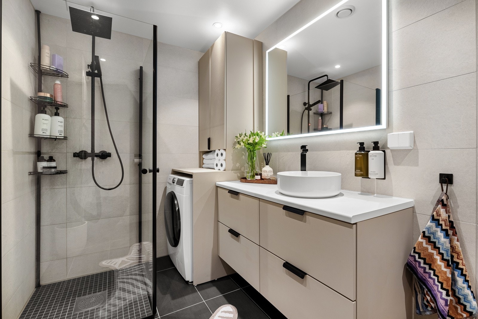 Badet er 5,6 kvm og er helfliset med slett malt himling og selvfølgelig varmekabler i gulv! Galleribilde