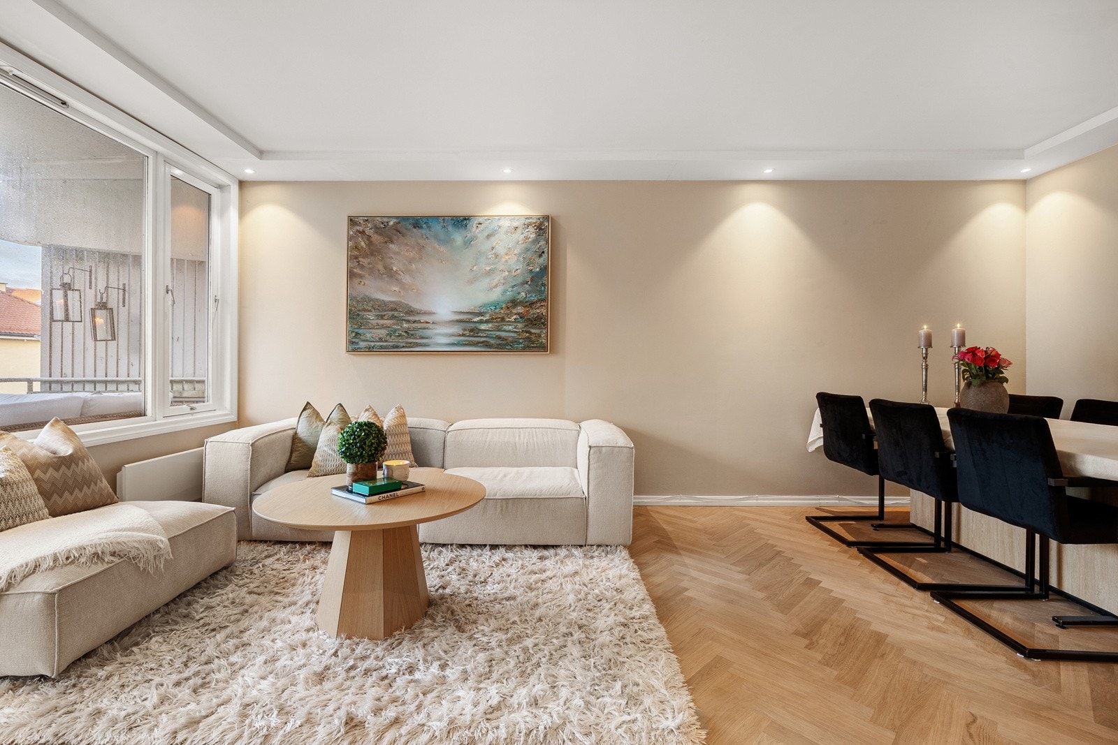 Rommet har god plass til å innrede med både sofagruppe og spisebord i hver sin sone. Galleribilde