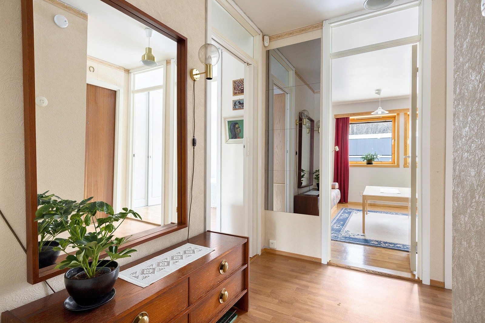 Entré/hall med porttelefon og plass til yttertøy Galleribilde