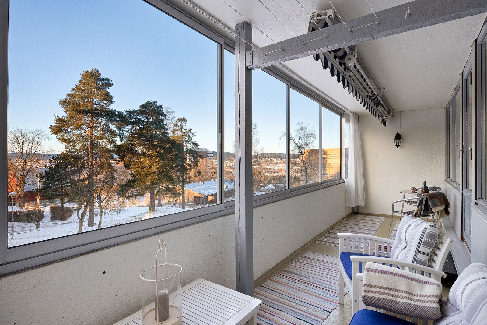 Vestvendt balkong med fin utsikt Galleribilde