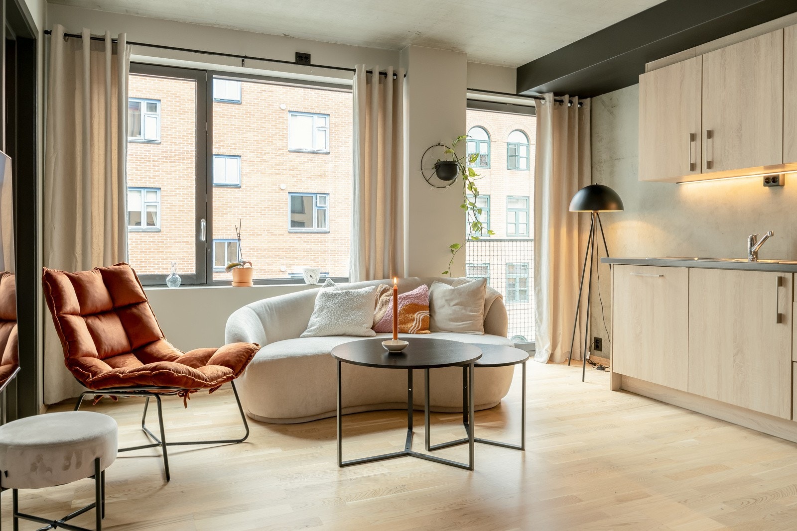 Leiligheten ligger på grensen mellom Lademoen og Solsiden og fremstår skjermet i blindgate uten gjennomgangstrafikk fra verken kjøretøy eller mennesker. Galleribilde