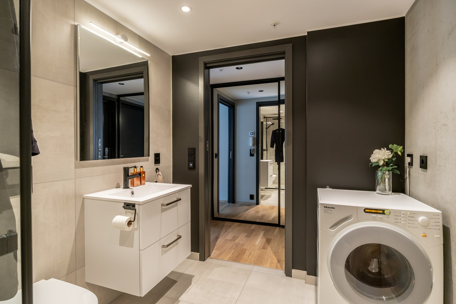 Det er varme i gulv og man har opplegg for vaskemaskin og tørketrommel. Galleribilde