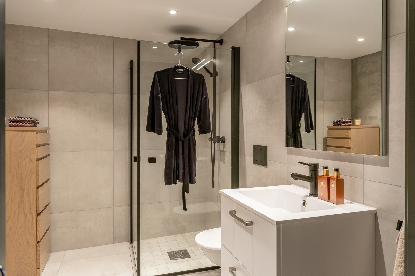 Baderommet er oppgradert med ble 60x60 fliser. Galleribilde