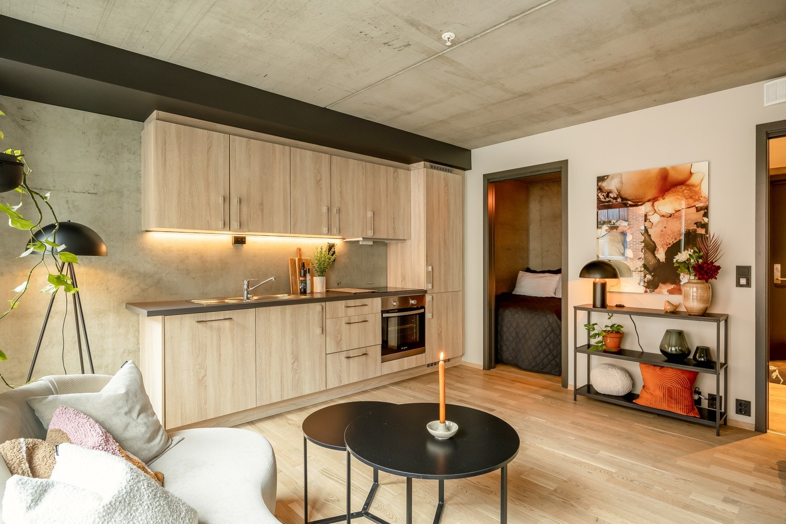 Leiligheten er oppgradert med lyslakkert eikegulv som gir et kvalitetsmessig, stilrent uttrykk. Galleribilde