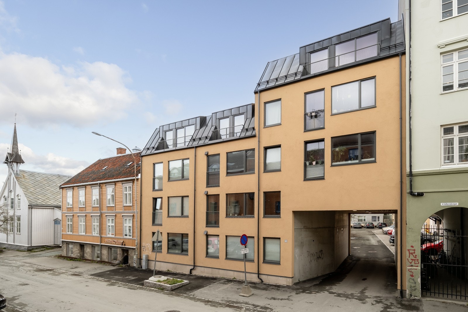 Leiligheten ligger flott til i blindvei i en av byens mest populære boligområder, med kort gangavstand til sentrum og Solsiden. Galleribilde