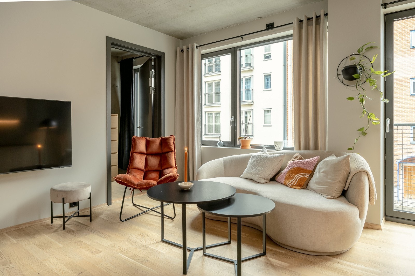 De store vindusflatene girt godt med innlys i leiligheten. Galleribilde