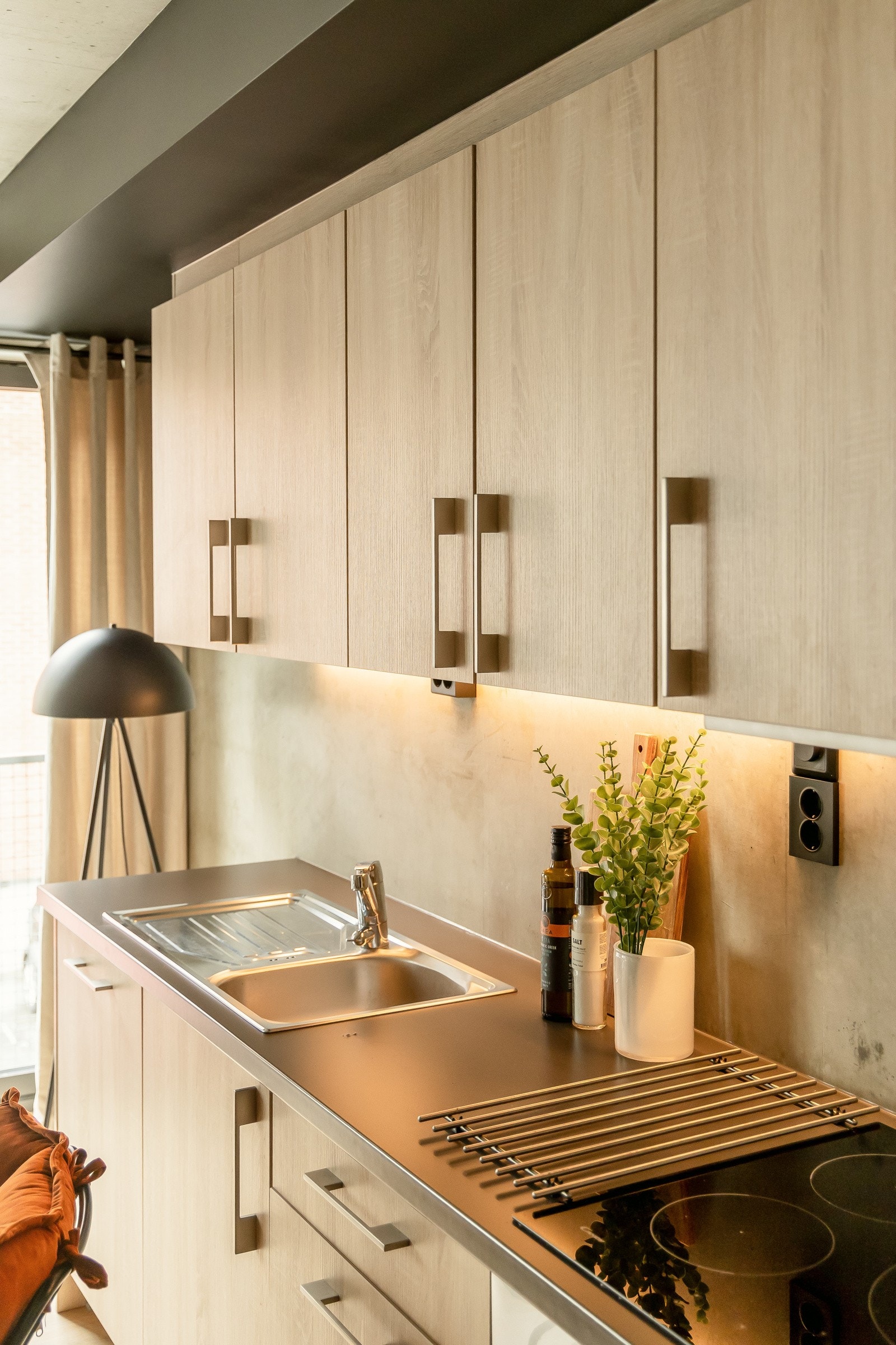 Stue og kjøkken er arealeffektivt, med lekkert kjøkken fra Røskaft. Galleribilde