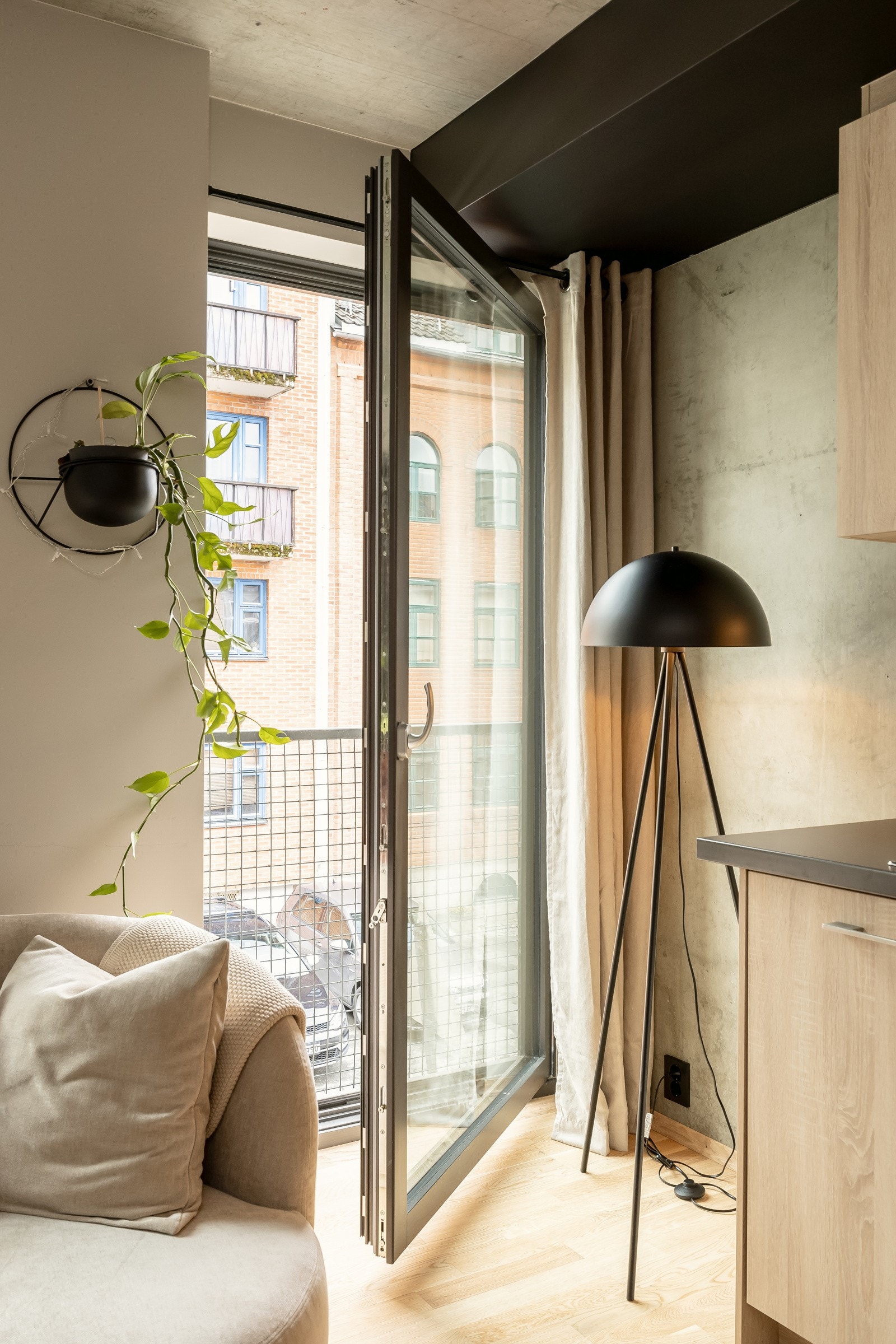 Balkongdør på stuen til den fransk balkong. Galleribilde