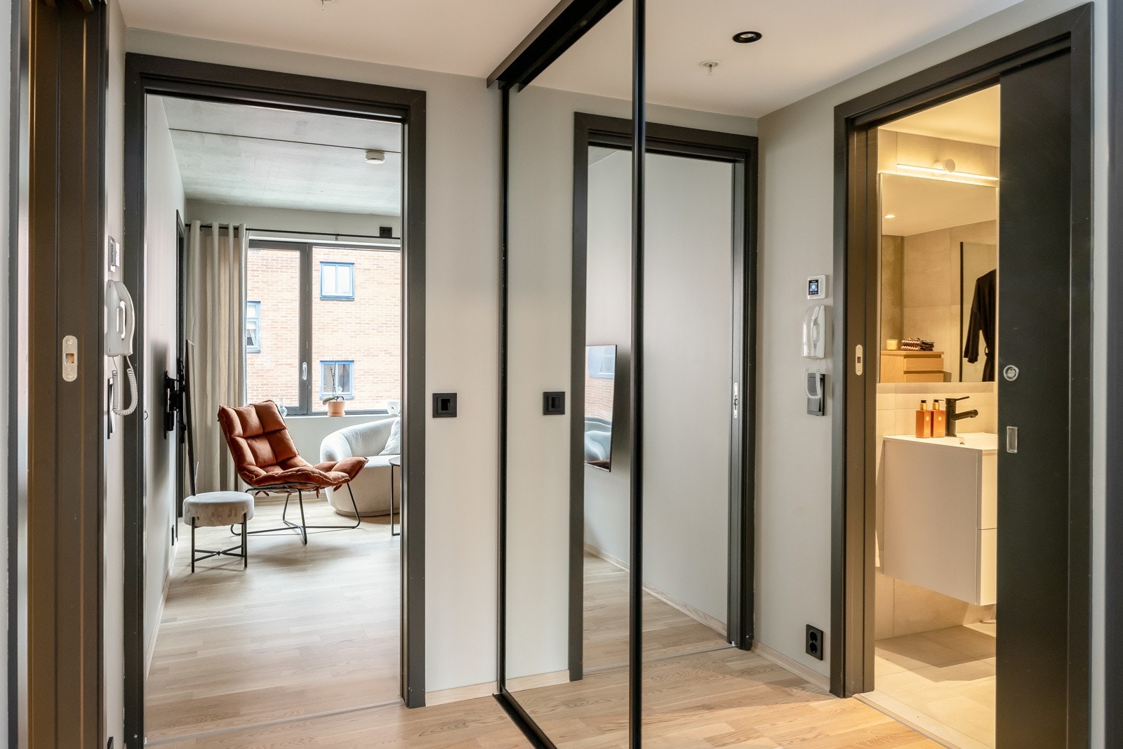 Entre/ gang er godt utnyttet med romslig speilgarderobe. Galleribilde