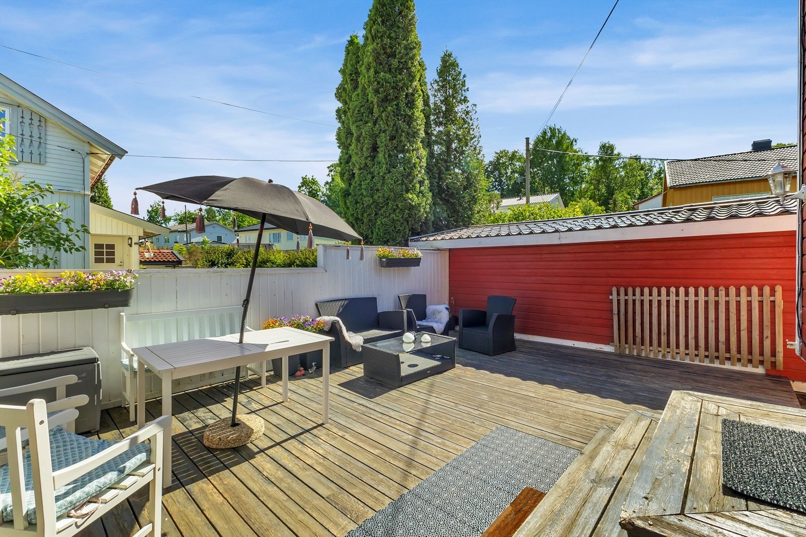 Fra stuen er det utgang til sørøstvendt terrasse på ca. 40 m² Galleribilde