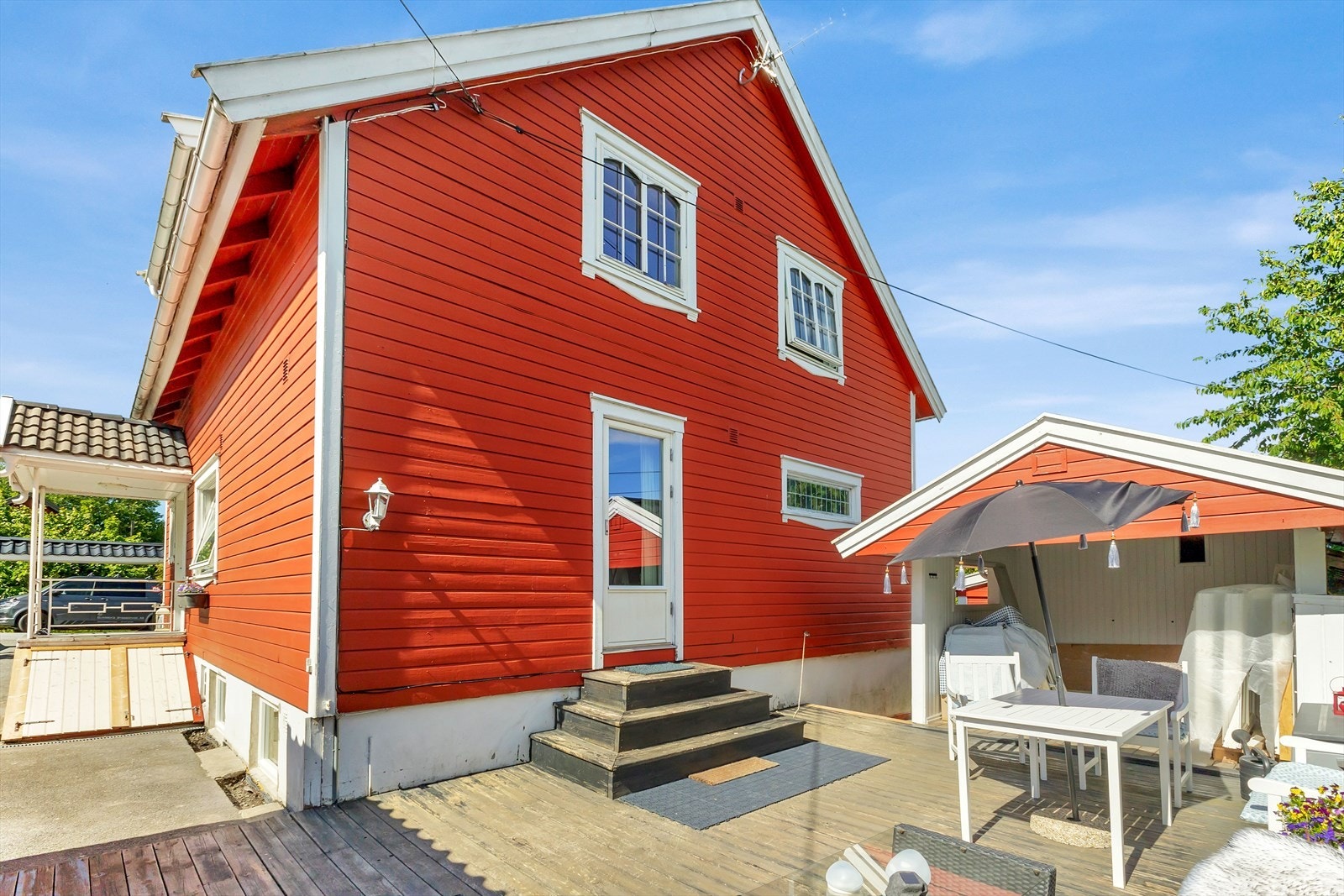 Det er overbygg på deler av terrassen som ligger mellom boligen og garasjen Galleribilde