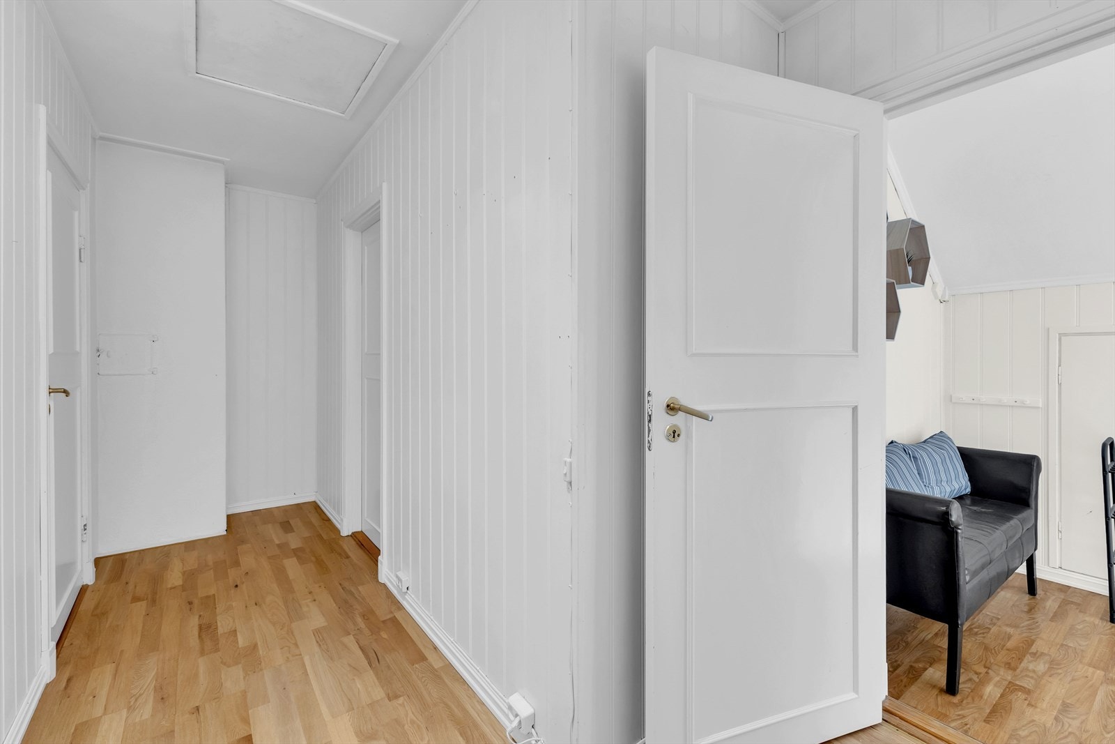 Gangen i 2. etg. med adkomst til loft via luke i taket Galleribilde