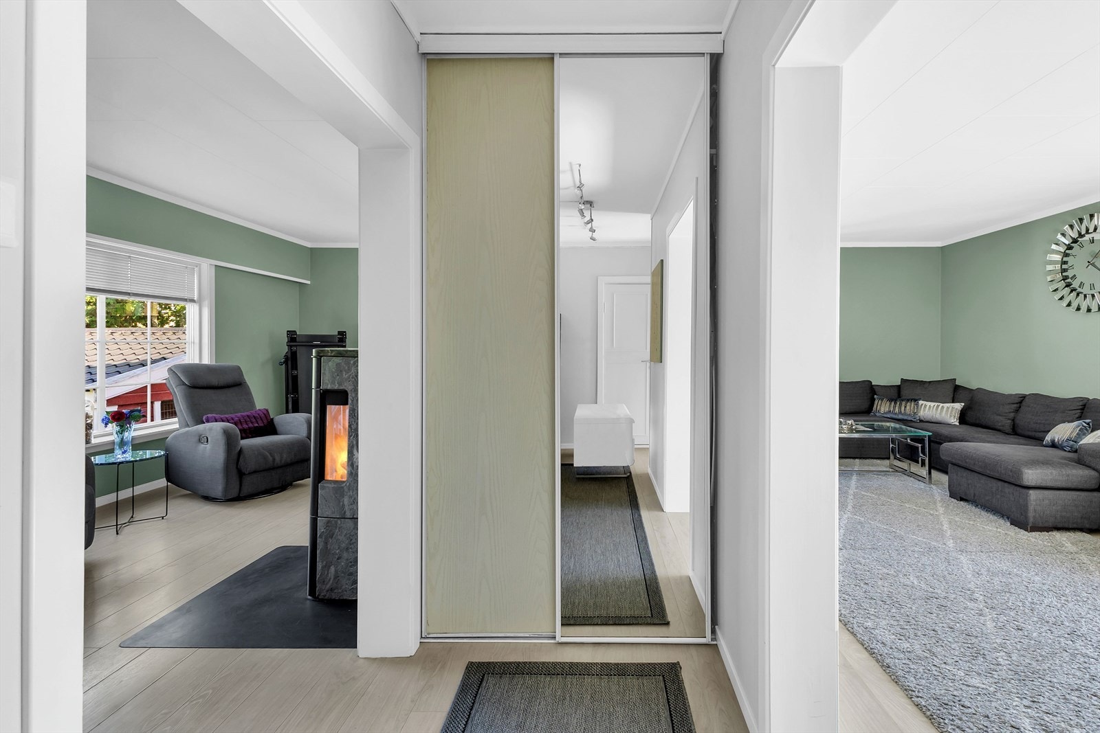 Det er skyvedørsgarderobe i gangen Galleribilde