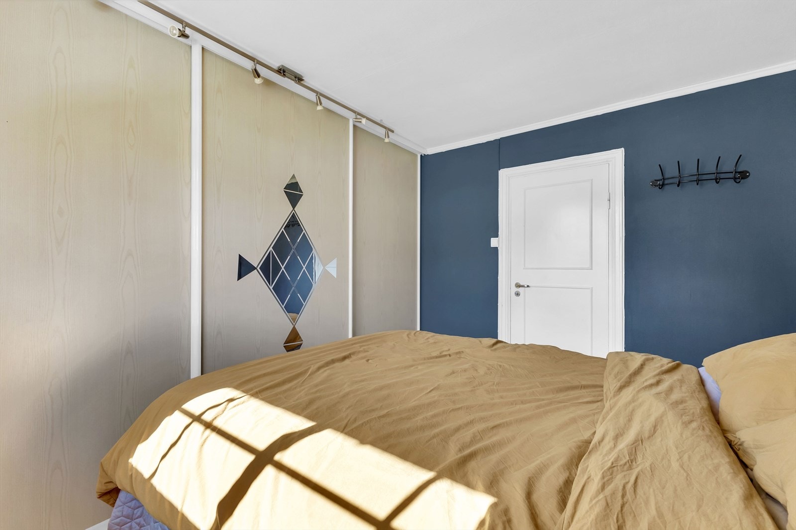 Soverommet har skyvedørsgarderobe Galleribilde