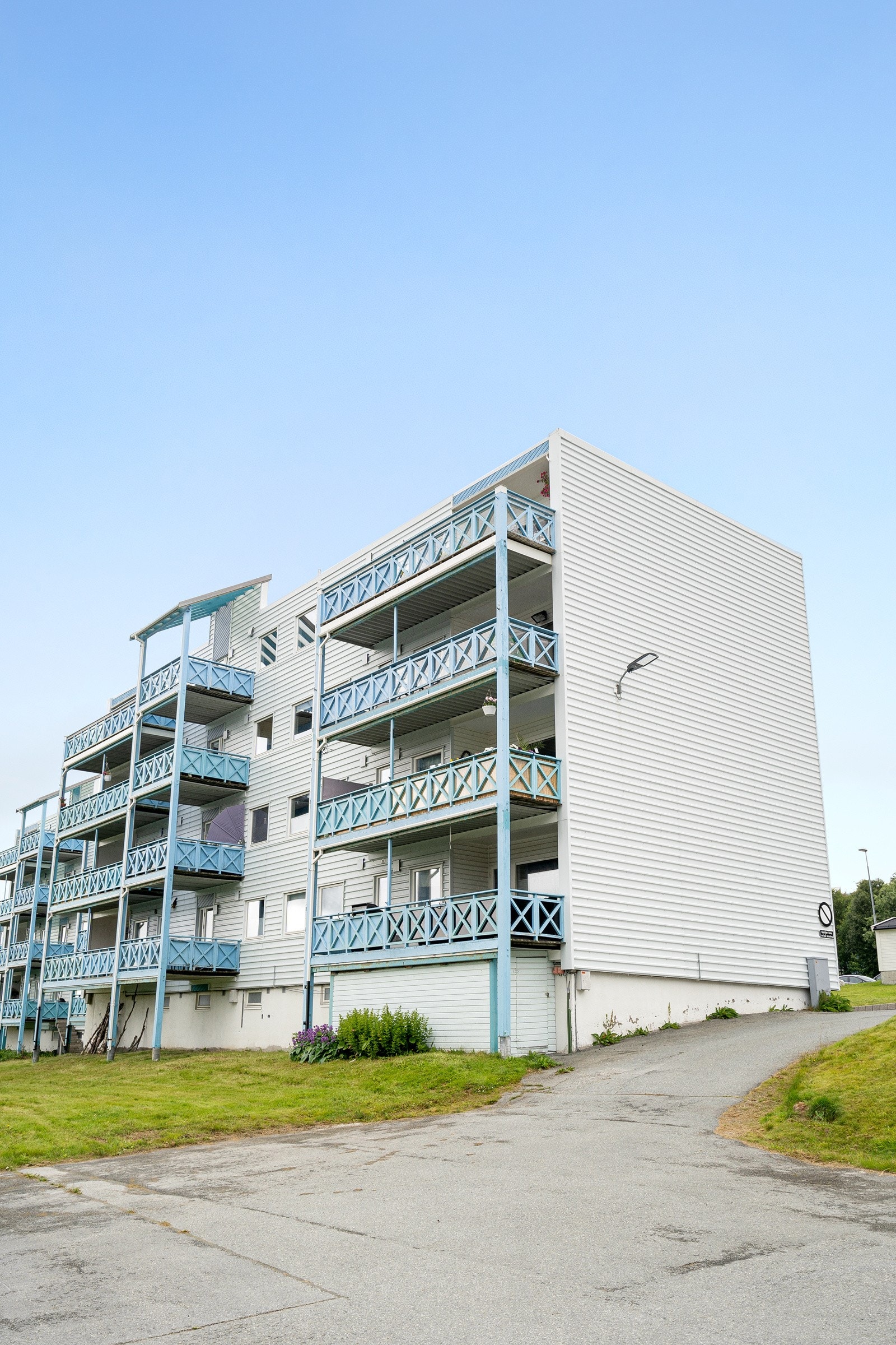Leiligheten ligger fint til i 3. etasje. Galleribilde