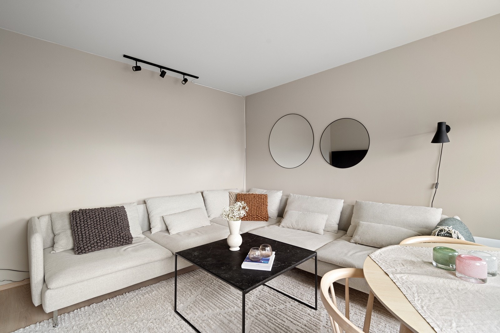 Her er det god plass til både spisebord og sofagruppe. Galleribilde