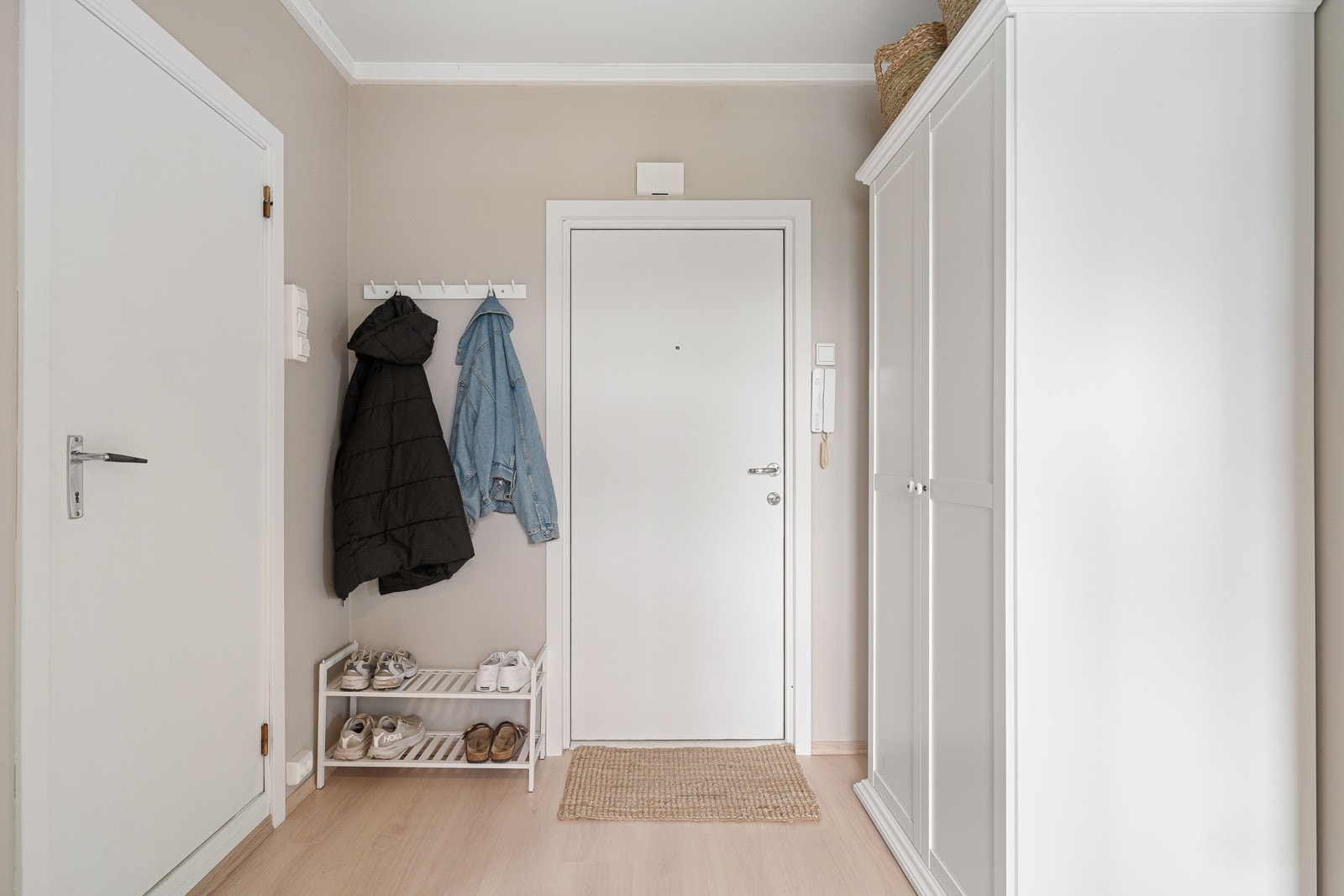 Velkommen inn! En lys og romslig entré gir et flott førsteinntrykk av leiligheten. Galleribilde