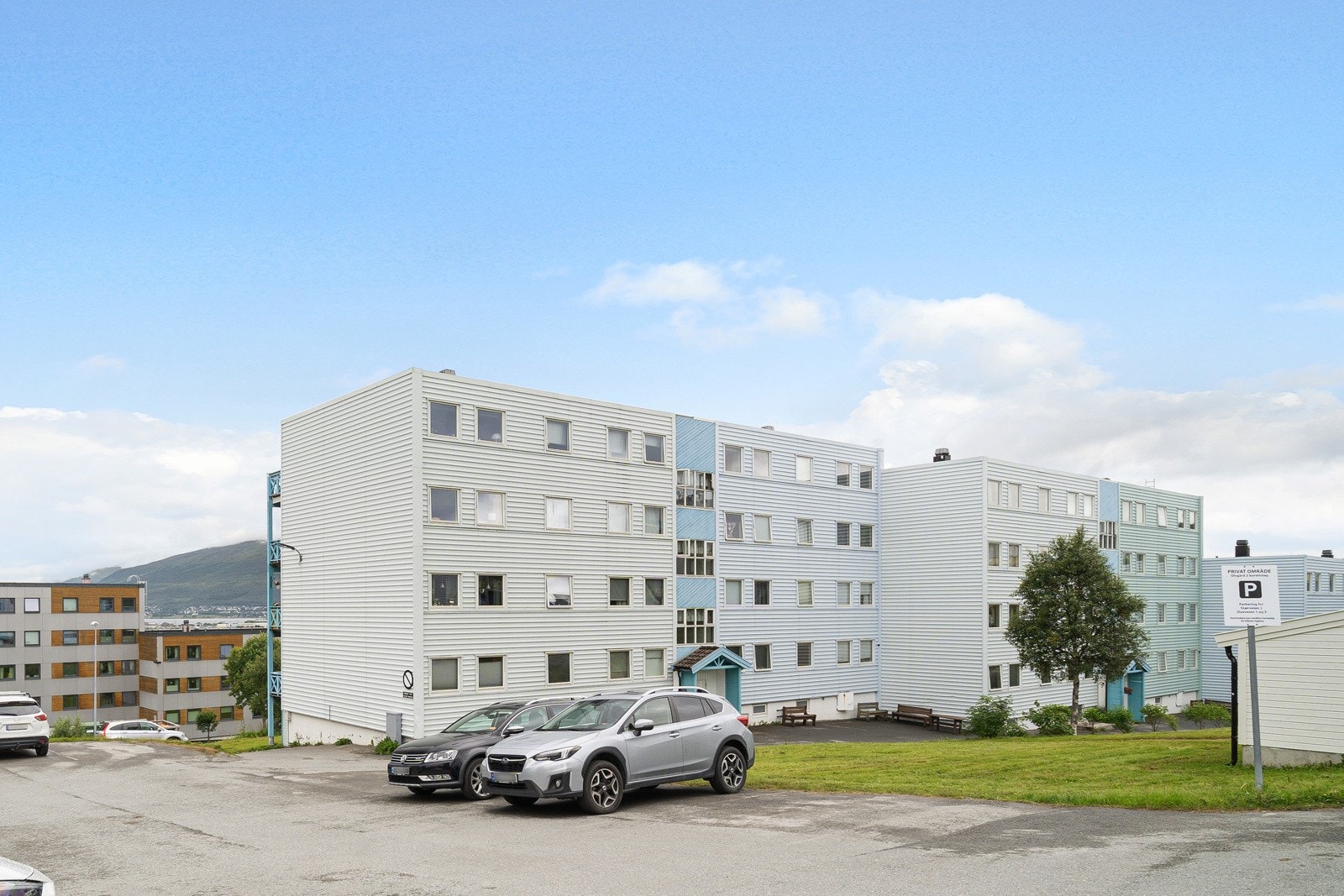 Parkeringsplasser på fellesområdet rett utenfor blokka. Galleribilde