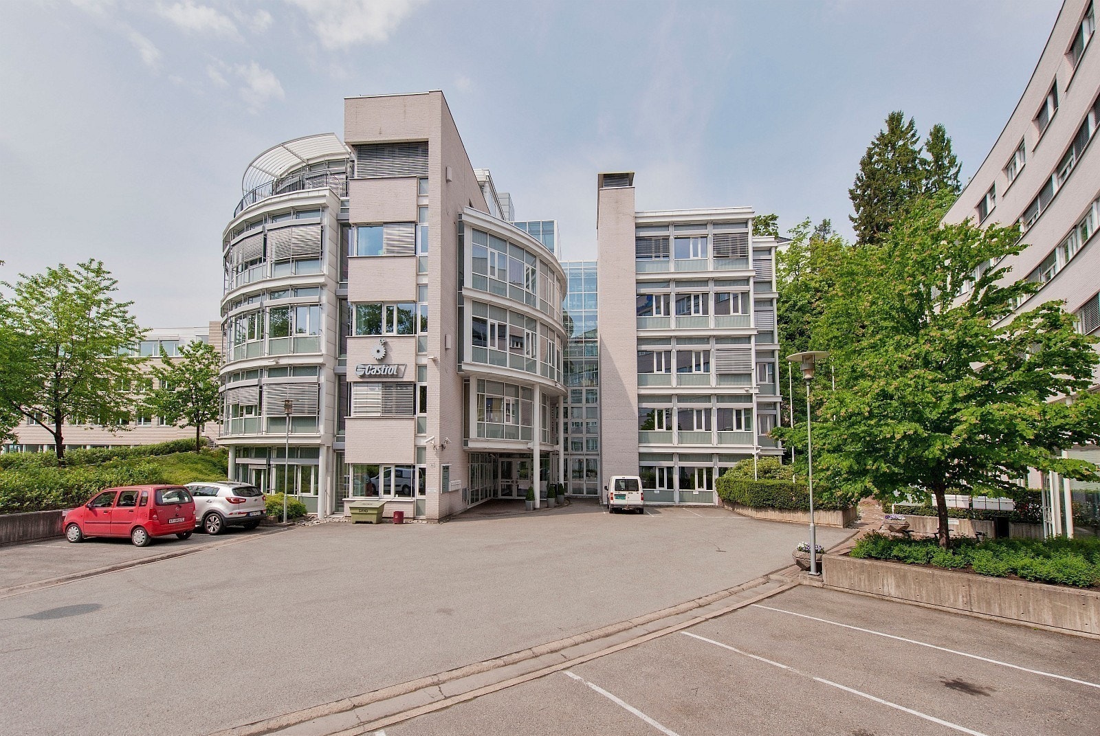 Kundeparkering utenfor Dr.vn. 167 Galleribilde