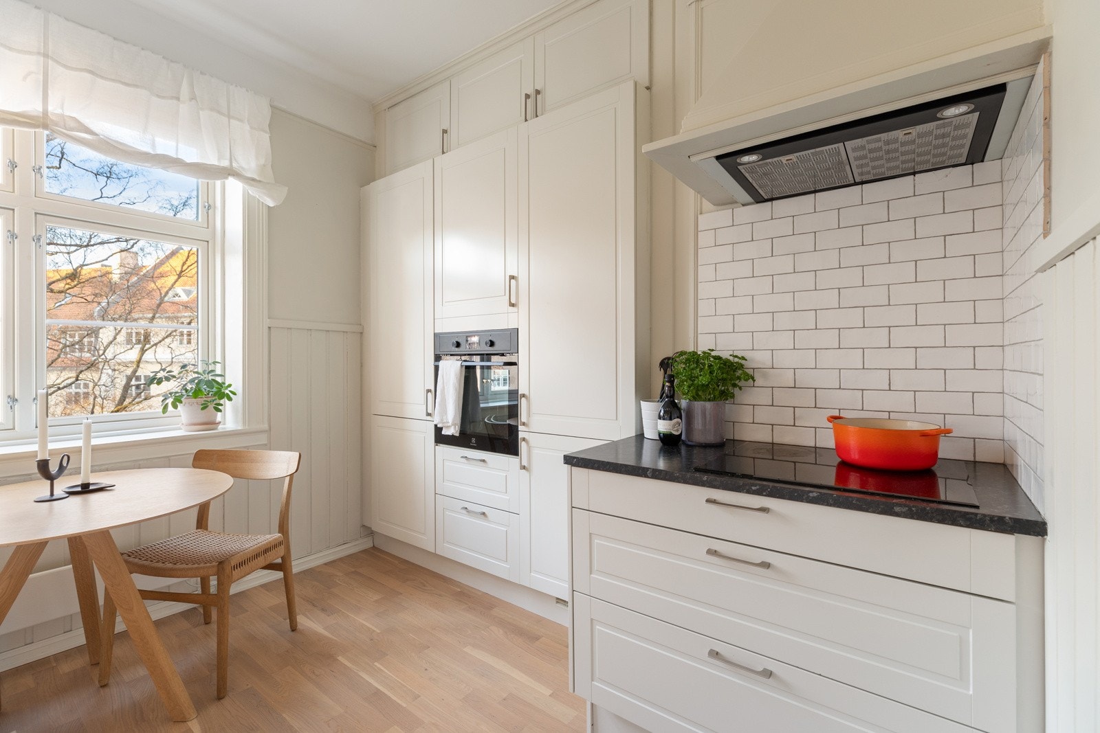 Ved kjøkkenets oppvaskmaskin er det opplegg og plass til vaskemaskin Galleribilde