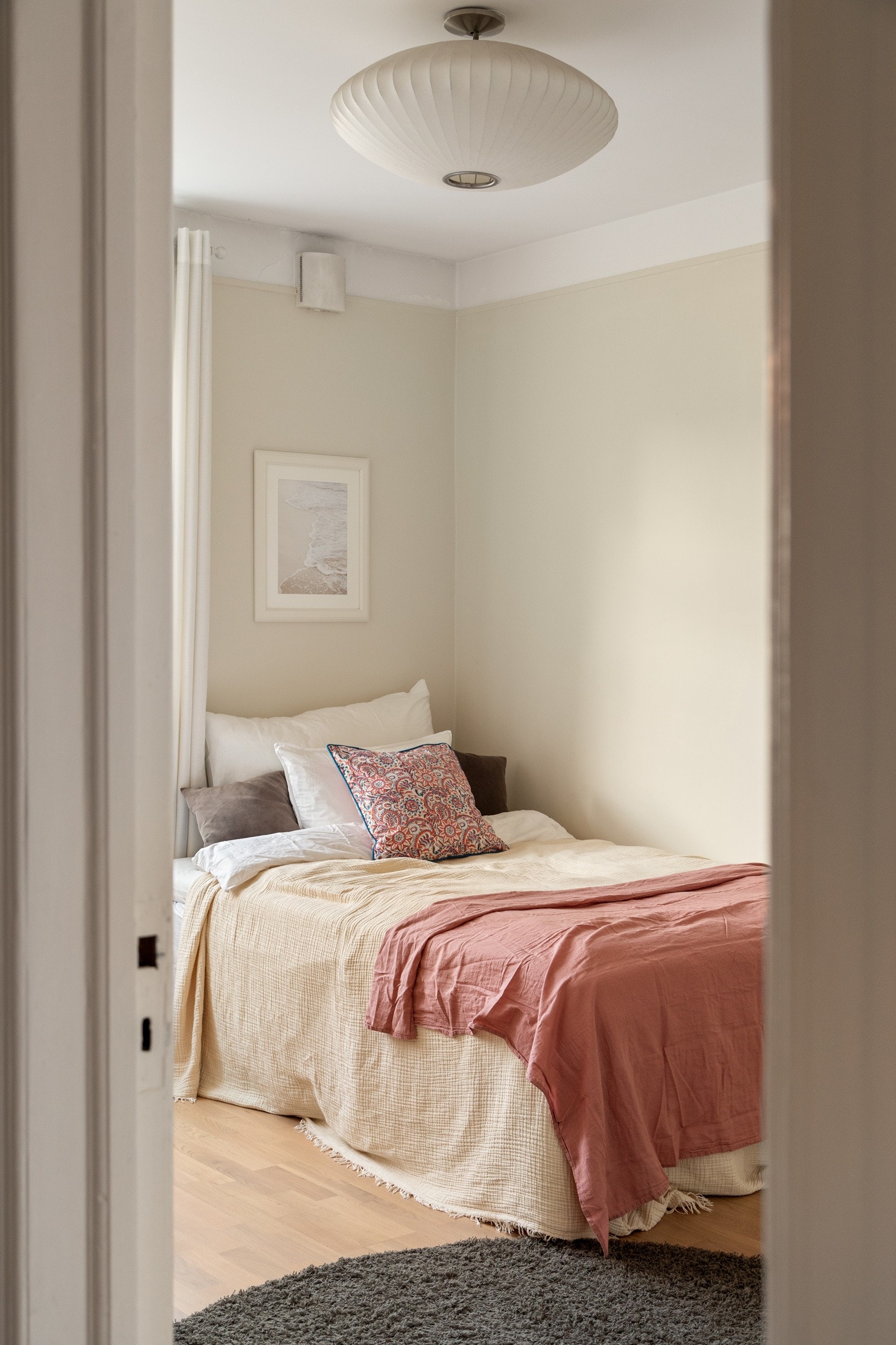 Leilighetens andre soverom er også av god størrelse, med plass til dobbeltseng, nattbord og garderobeskap Galleribilde