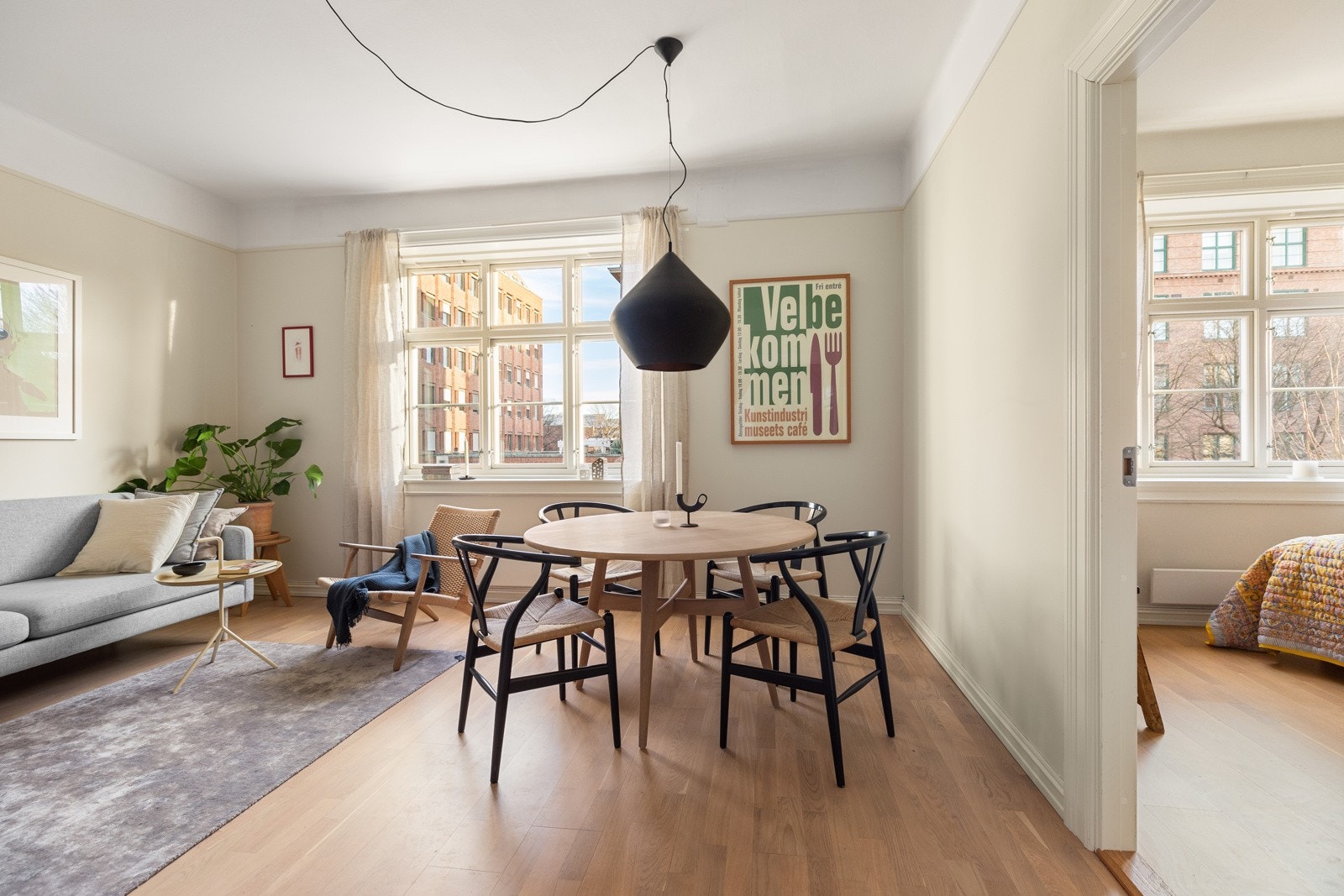 Leilighetens stue oppleves som lys og romslig med plass til blant annet sofagruppe med tilhørende møblement, spiseplass, skap til oppbevaring m.m Galleribilde