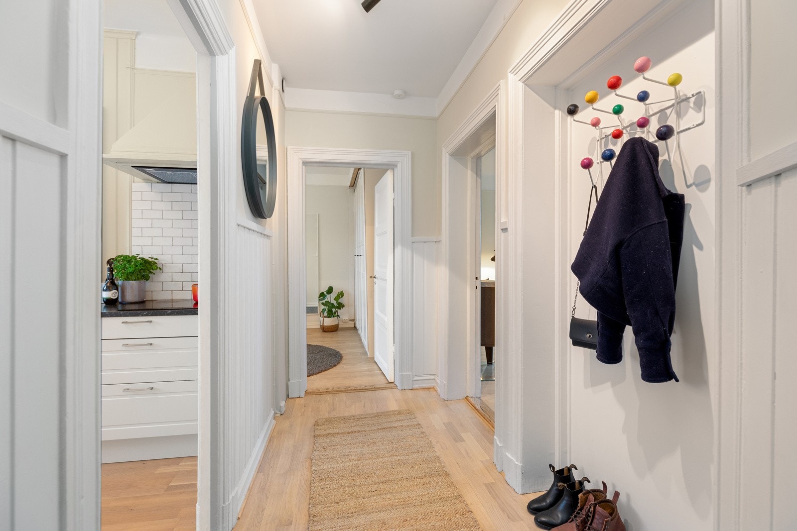 Innbydende entré med plass til oppheng av yttertøy og oppbevaring av sko Galleribilde