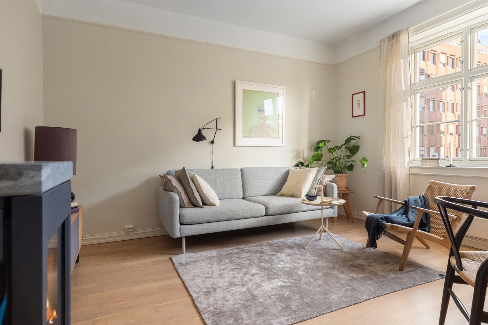 Stuen har en generøs himlingshøyde på 2,8 meter Galleribilde