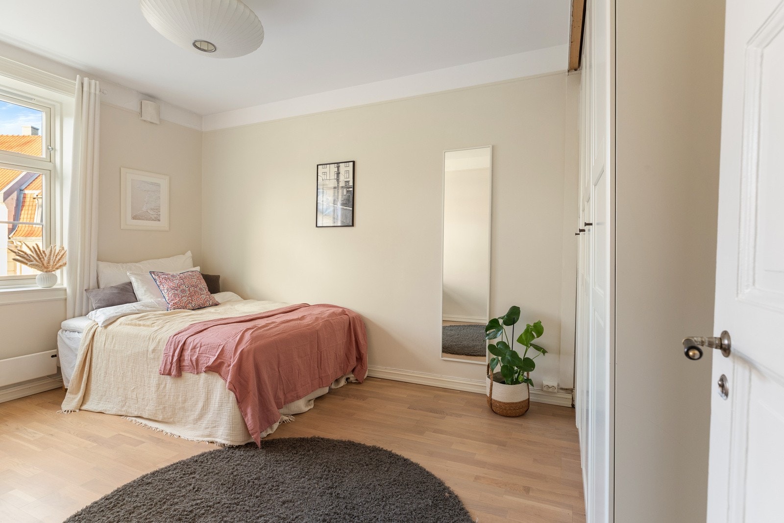 Soverommet vender ut mot den rolige bakgården Galleribilde