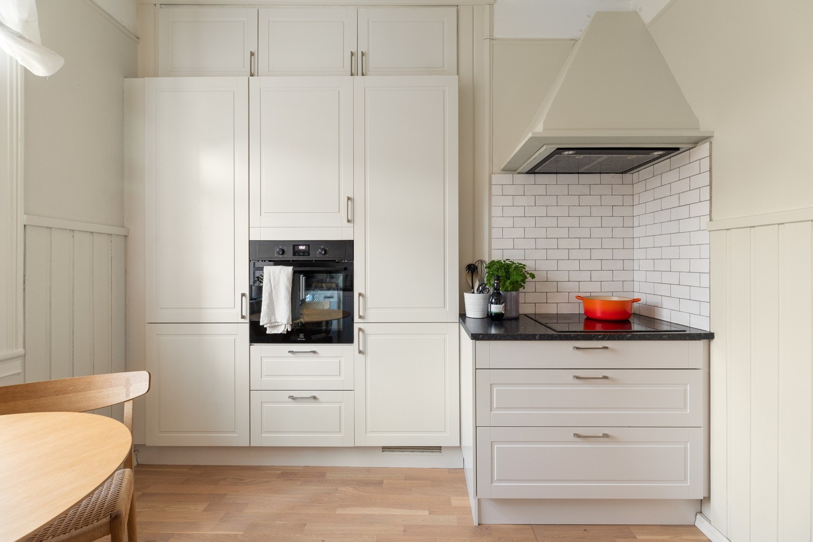 Kjøkkenet har ventilator med avtrekk som er skiftet ut i 2024, som sikrer god ventilasjon under matlaging Galleribilde