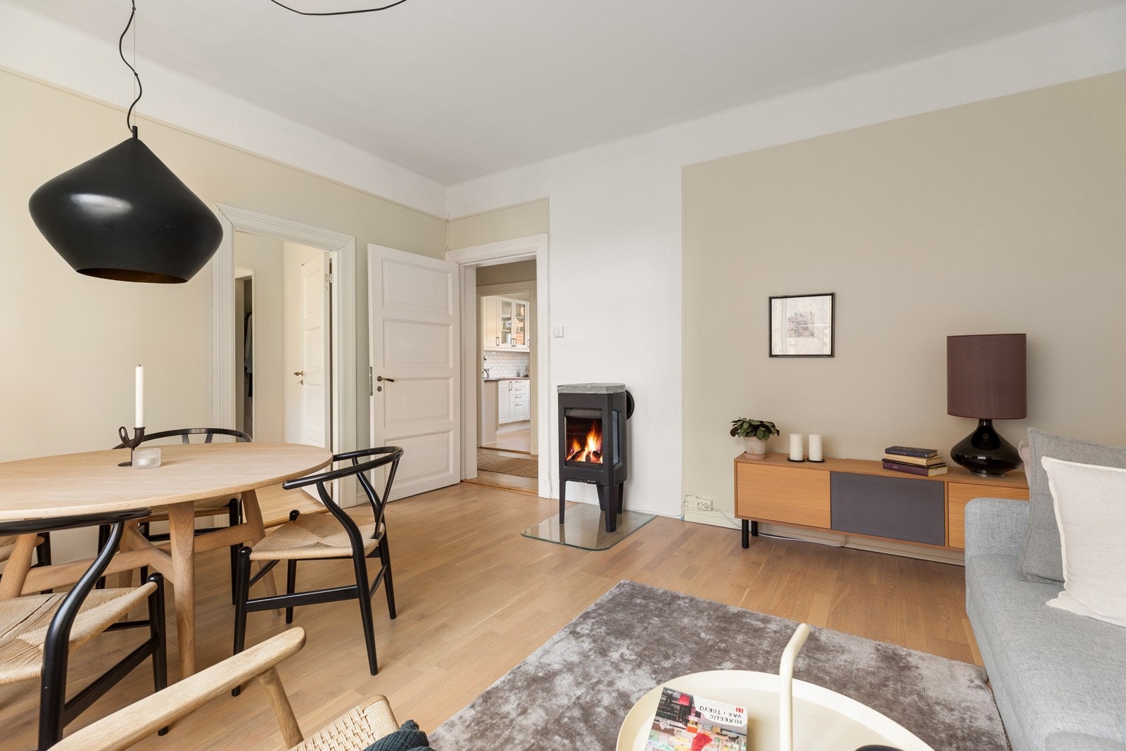 Stuens peis genererer godt med varme, og skaper en lun og innbydende atmosfære for hyggelige kvelder Galleribilde